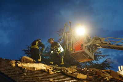 Brand eines Daches nach Blitzeinschlag in Stuttgart